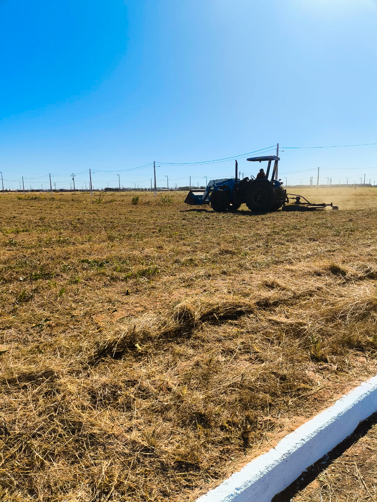 trator fazendo a limpeza dos lotes 2