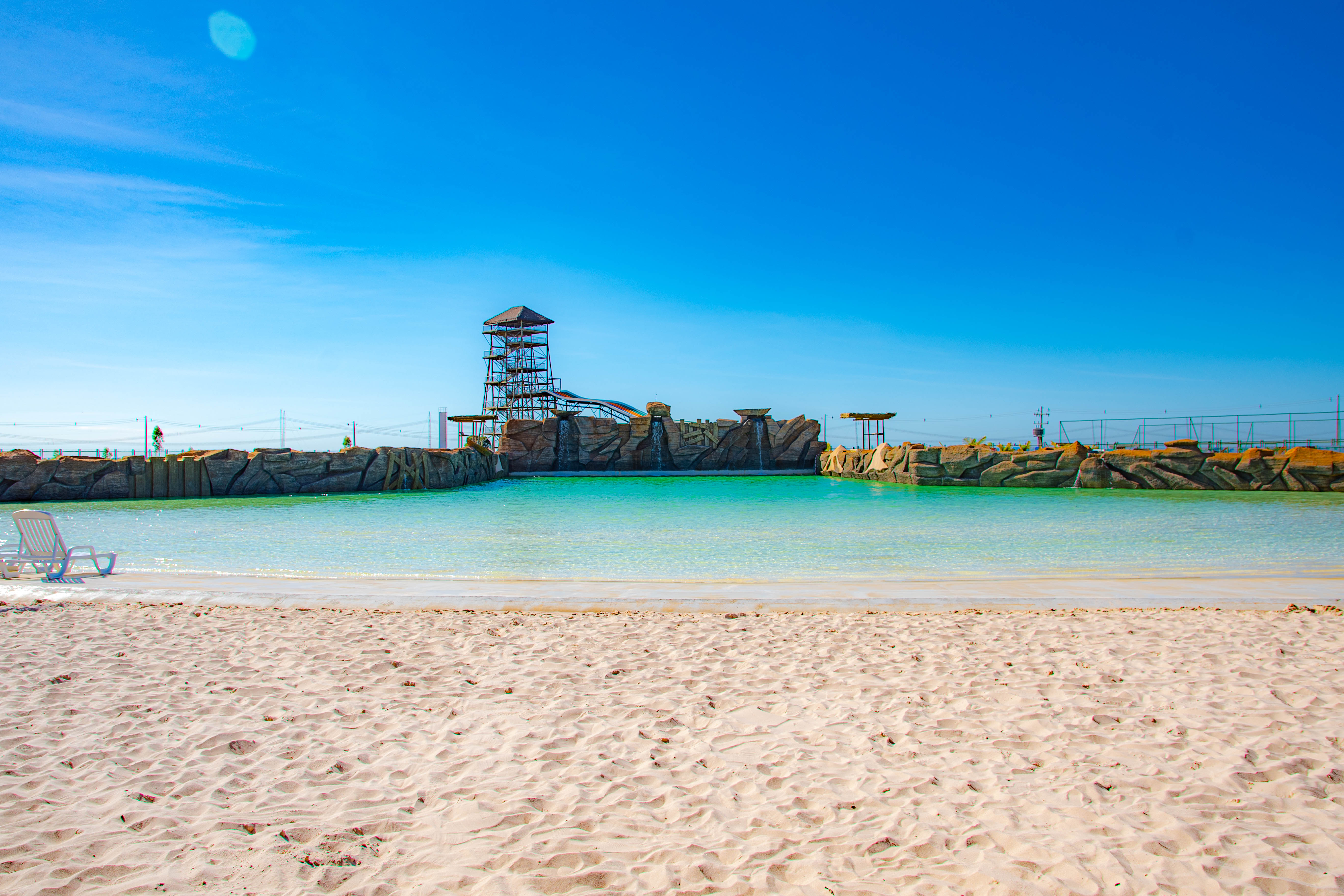 Torre dos toboáguas no Aldeia Praia Park